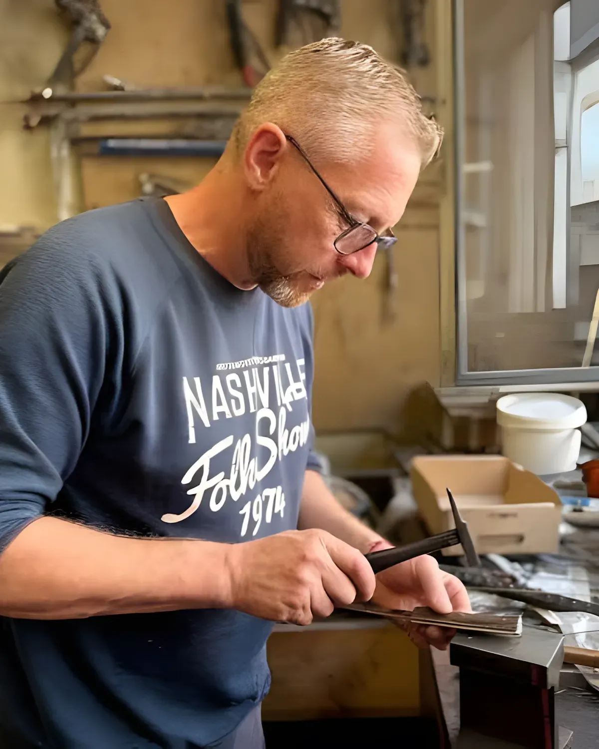 Vincent Legendre, artisan coutelier, dans l’atelier de Langres